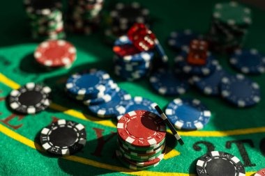 Antarmuka permainan Lightning Baccarat btrroblox dengan statistik real-time dan chat dealer
